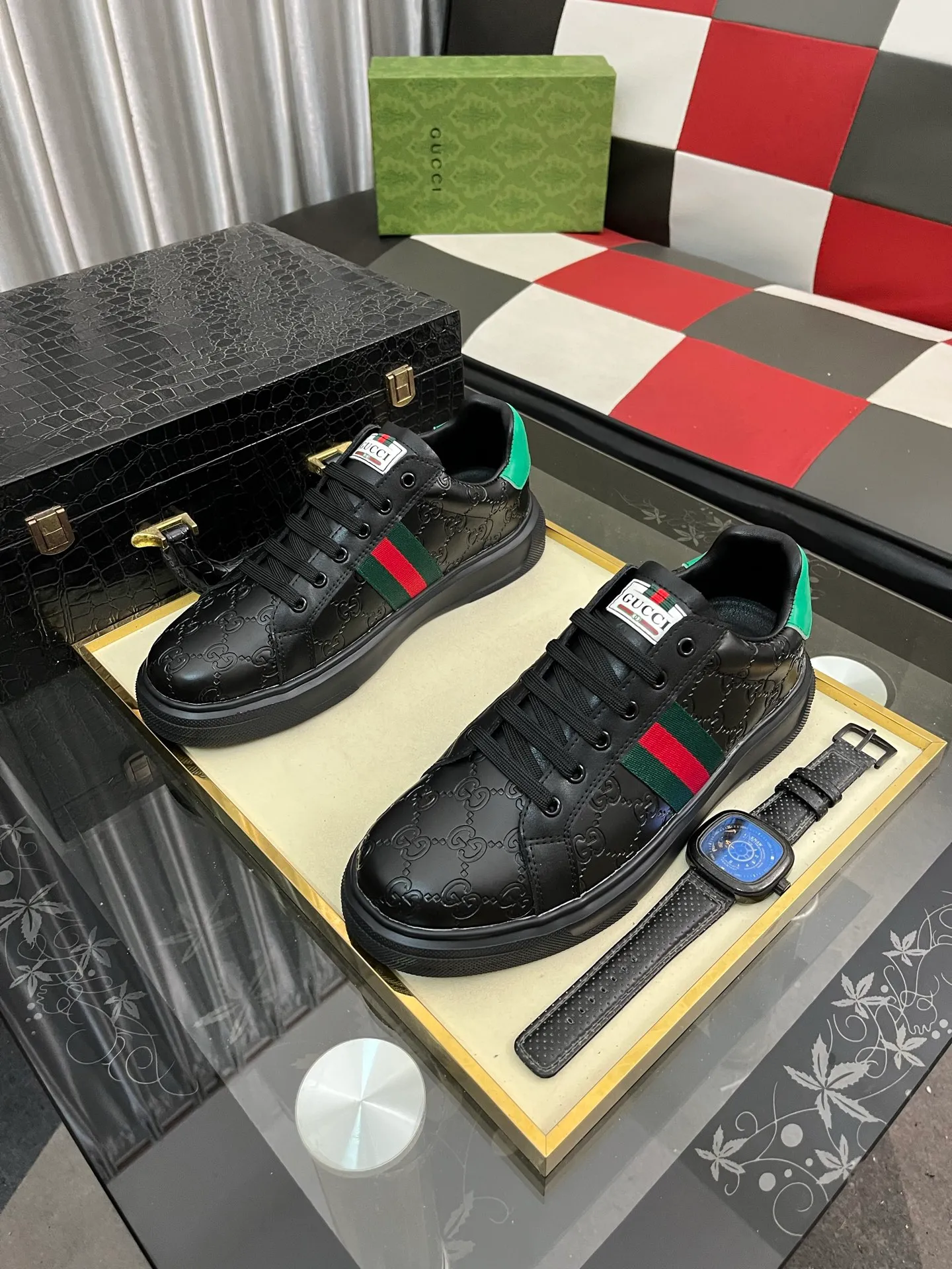 Men's shoes 💰420⌚️⌚️ [Gucci·Gucci] Original quality. ~ Unique modern style sneakers. 🏃A must-have casual shoe for trendy men😍😍 Original brand imported from Italy, imported original leather, sheep lining (refuses to discolor and grind feet) Sole: Original sole provided by the original factory, French lazy style design ⚠️Fit to the feet, original quality, super comfortable original sole. Code number: 38-442️⃣Colors available